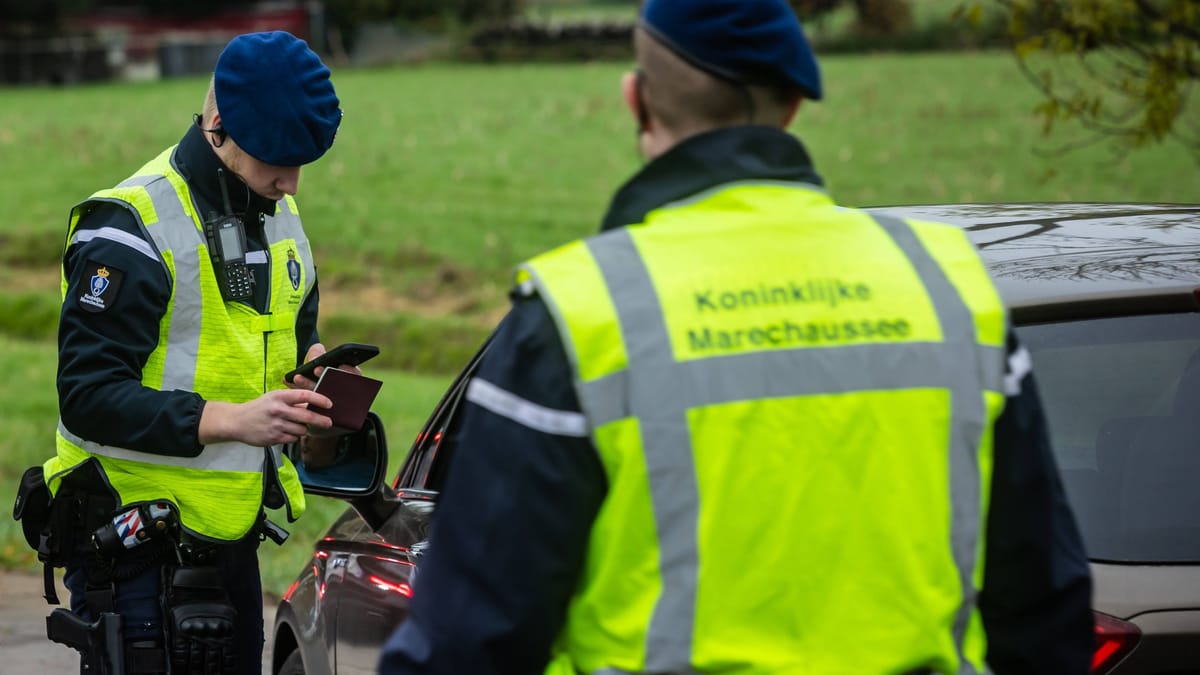 Niederlande erhöhen Bußgelder drastisch: Handy-Sünder zahlen 440 Euro Niederlande erhöhen Bußgelder drastisch: Handy-Sünder zahlen 440 Euro