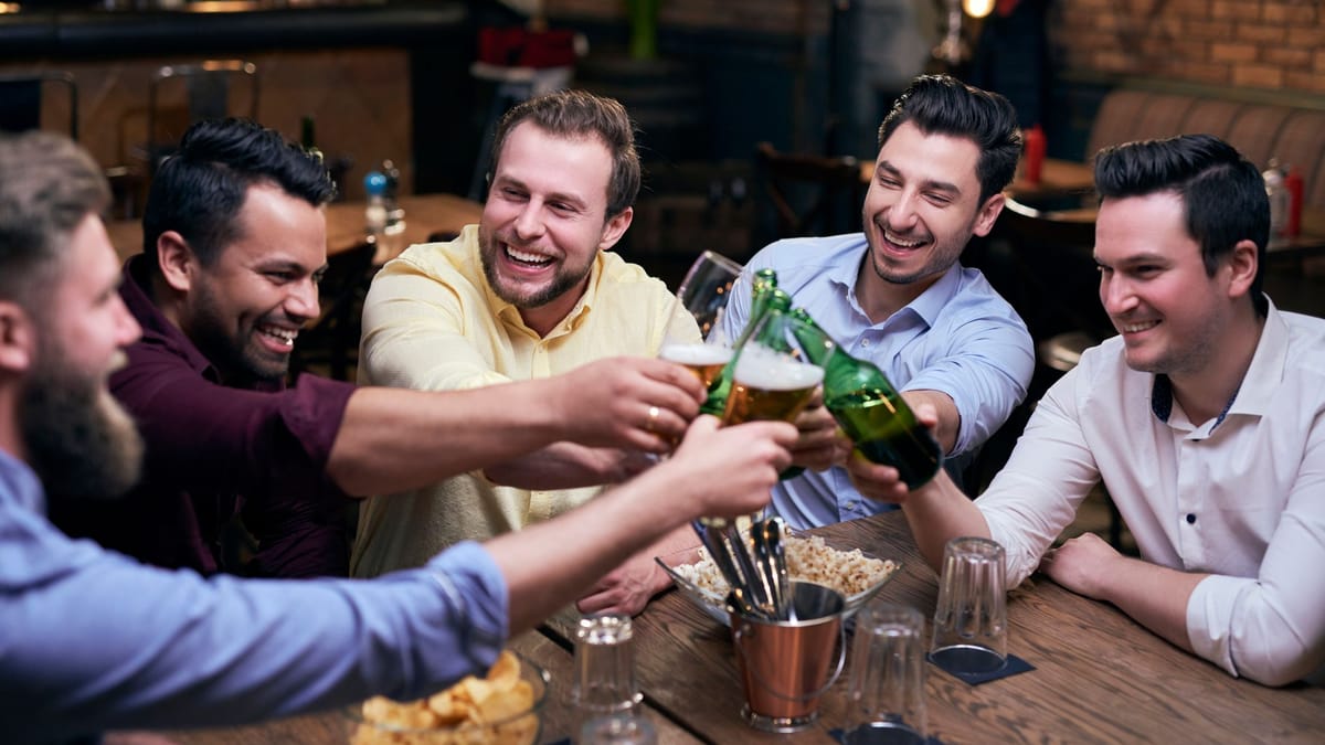 Knigge-Expertin erklärt, ob das noch zeitgemäß ist Knigge-Expertin erklärt, ob das noch zeitgemäß ist