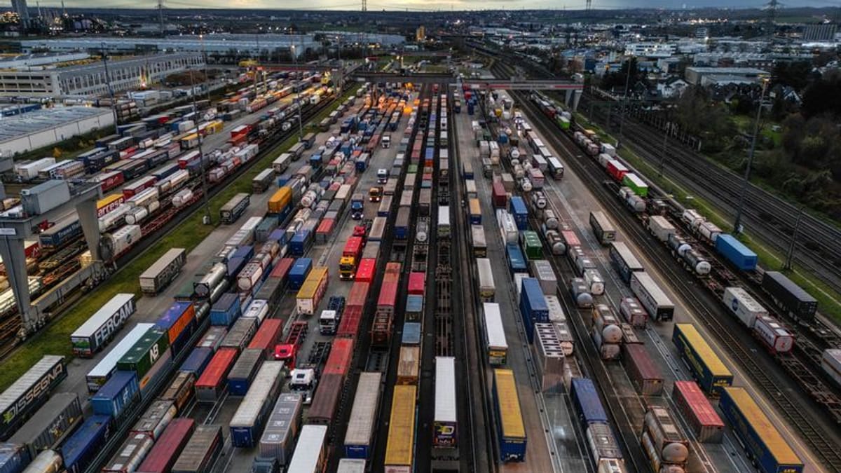 Zwei Männer stürzen bei Reparaturarbeiten in den Tod