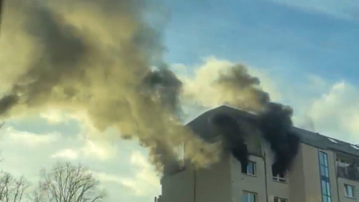 Wohnung brennt lichterloh – ein Mensch verletzt Wohnung brennt lichterloh – ein Mensch verletzt