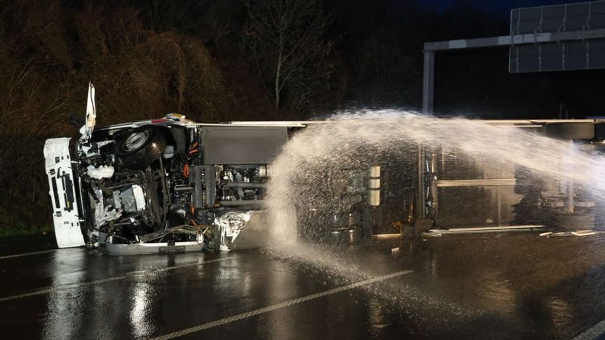 E-Lkw brennt nach Unfall – Feuerwehr im Großeinsatz E-Lkw brennt nach Unfall – Feuerwehr im Großeinsatz