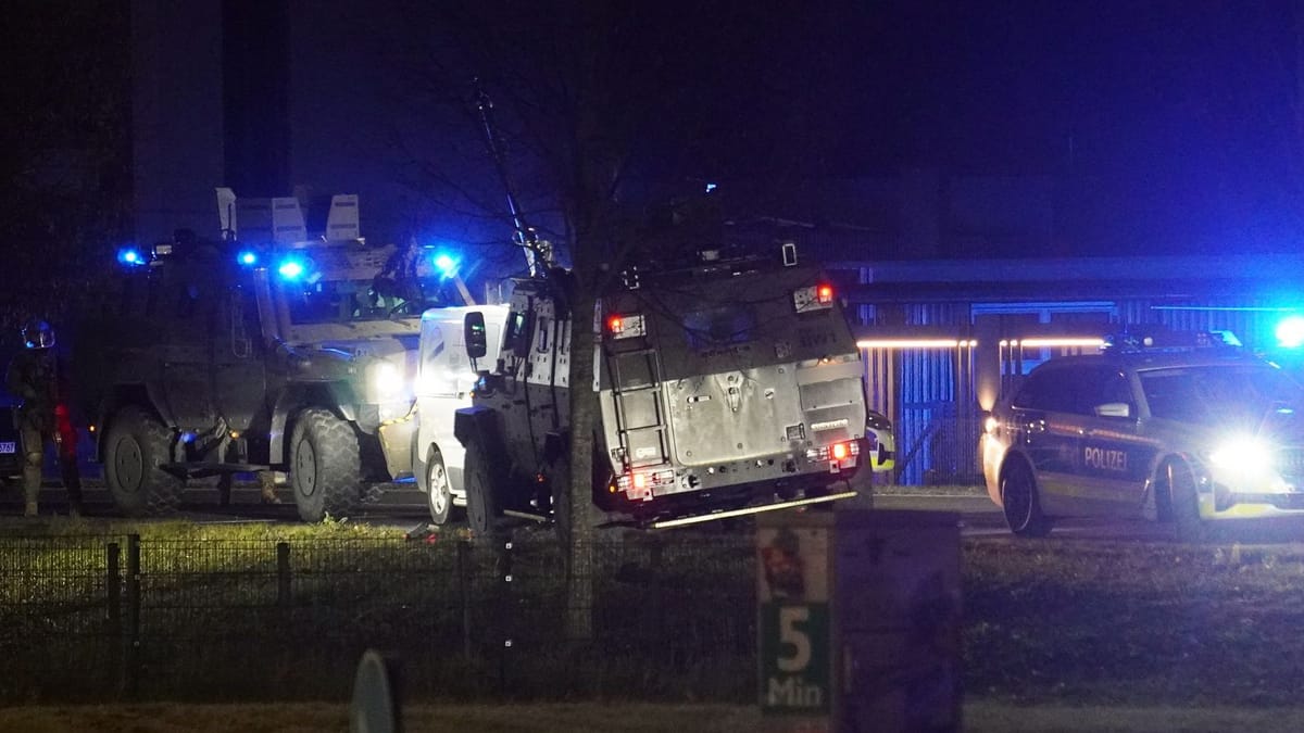 SEK-Panzerwagen rammt Transporter bei Erbach auf