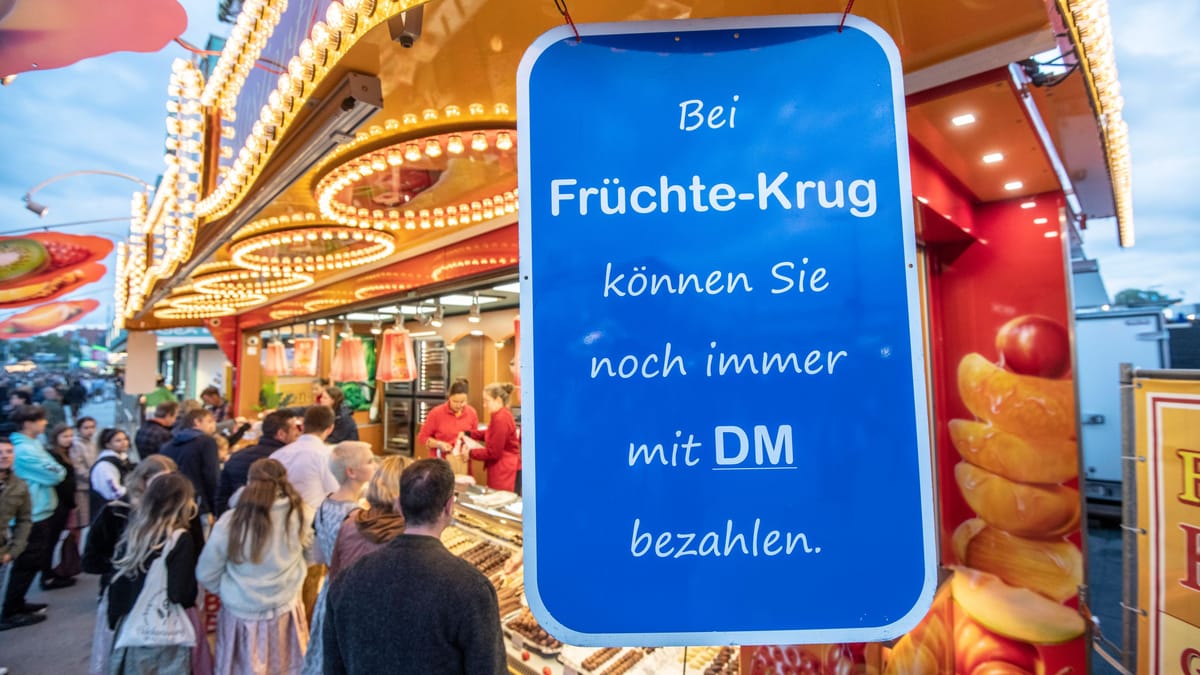 Weihnachtsmarkt-Stand in München nimmt D-Mark an – gemischte Reaktionen