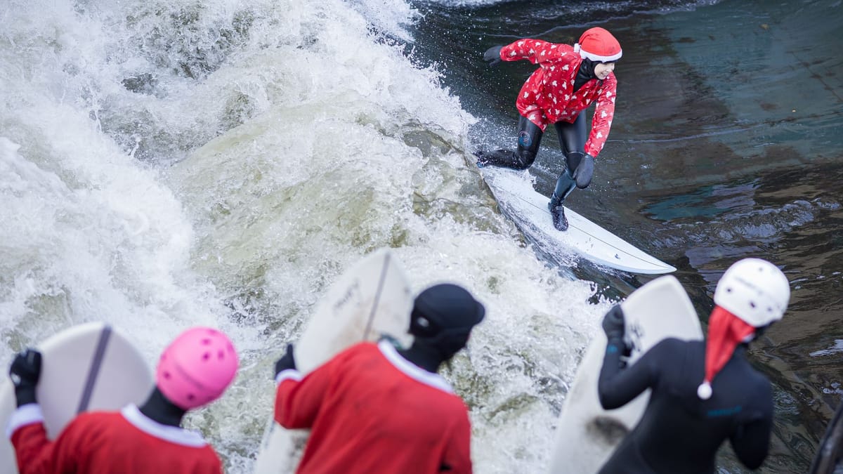„Santa Surf“ in Hannover: Nikoläuse auf der Leinewelle