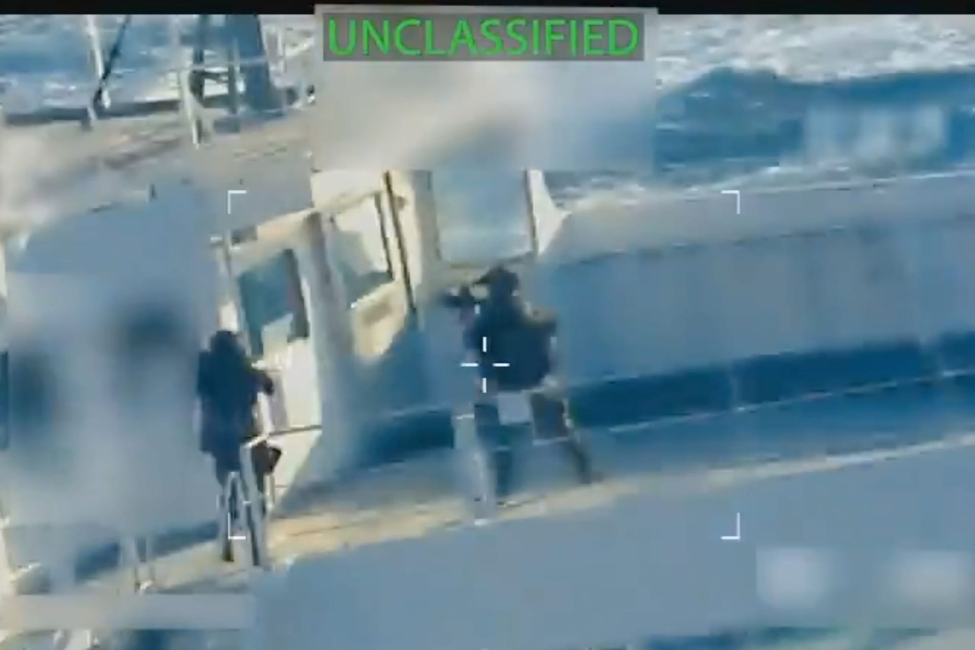 Soldados estadounidenses se apoderan de un petrolero venezolano.