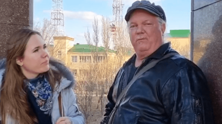 Infokrieger: Alina Lipp und ihr Kollege Russel Bentley, der für Russland Stimmung machte und von russischen Soldaten ermordet wurde.