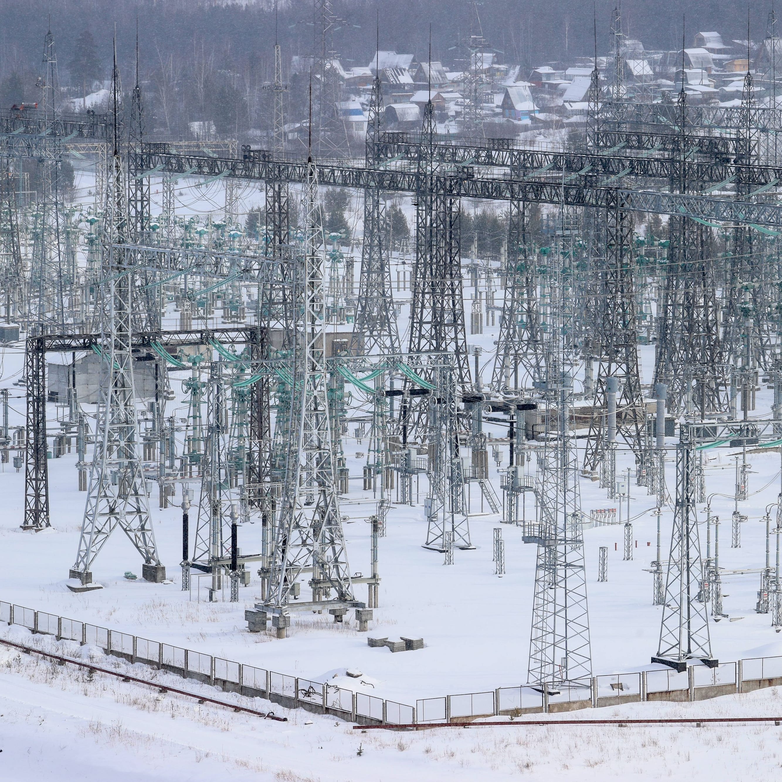 Stromübertragungsleitungen auf dem Gelände eines Wasserkraftwerks in der Region von Angarsk: Die Energieinfrastruktur in Russland ist in kritischem Zustand.