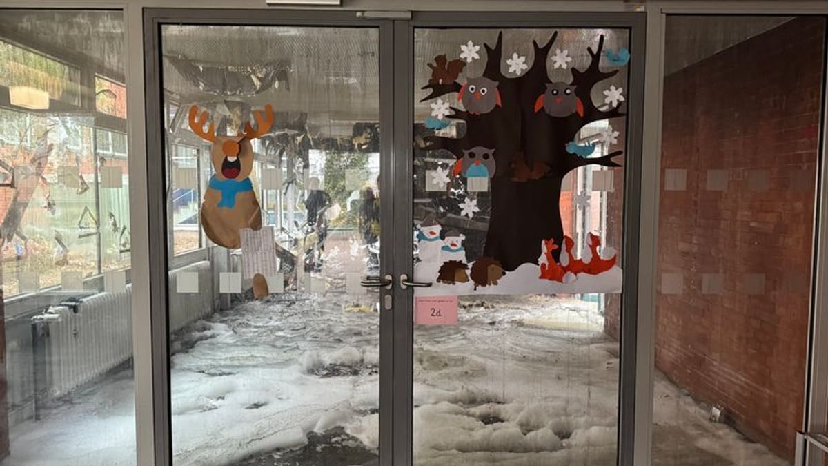 Schule brennt 18 Stunden lang – Millionenschaden